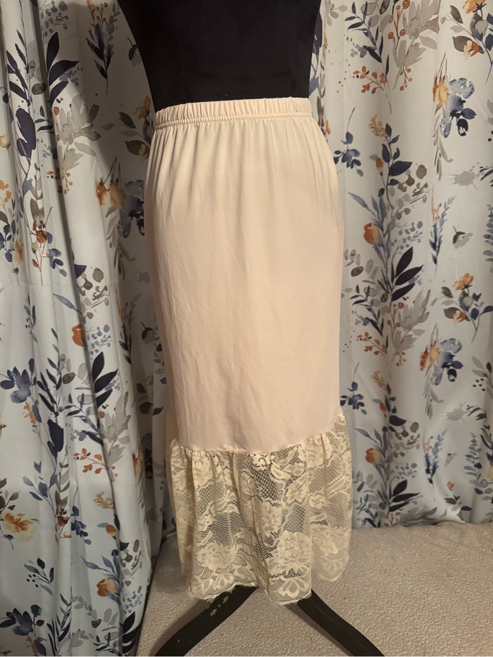 Women's Cream Lace Hem Midi Slip Skirt New With Tag B5 Size Small